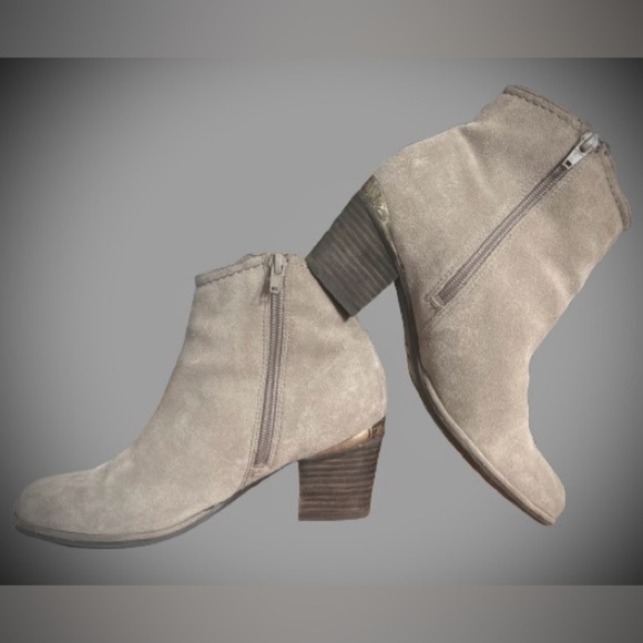 Isaac Mizrahi taupe suede booties w/shiny gold hardware accents. Wmns sz 6 - Picture 3 of 5